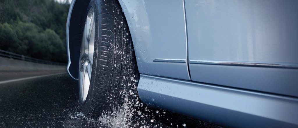 Conduire sous la pluie : la bonne pression pneumatique