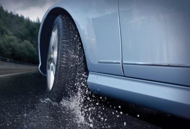 Conduire sous la pluie : la bonne pression pneumatique